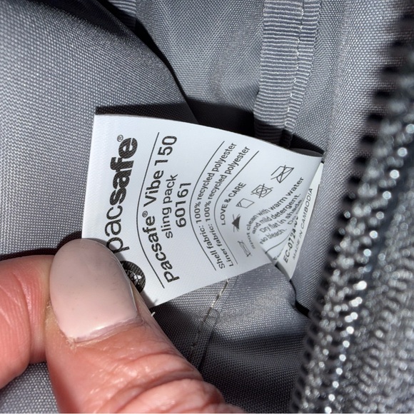 NWOT pacsafe Vibe 150 2.5 Liter Anti Theft Sling Pack, Black Jet Black - Picture 7 of 7